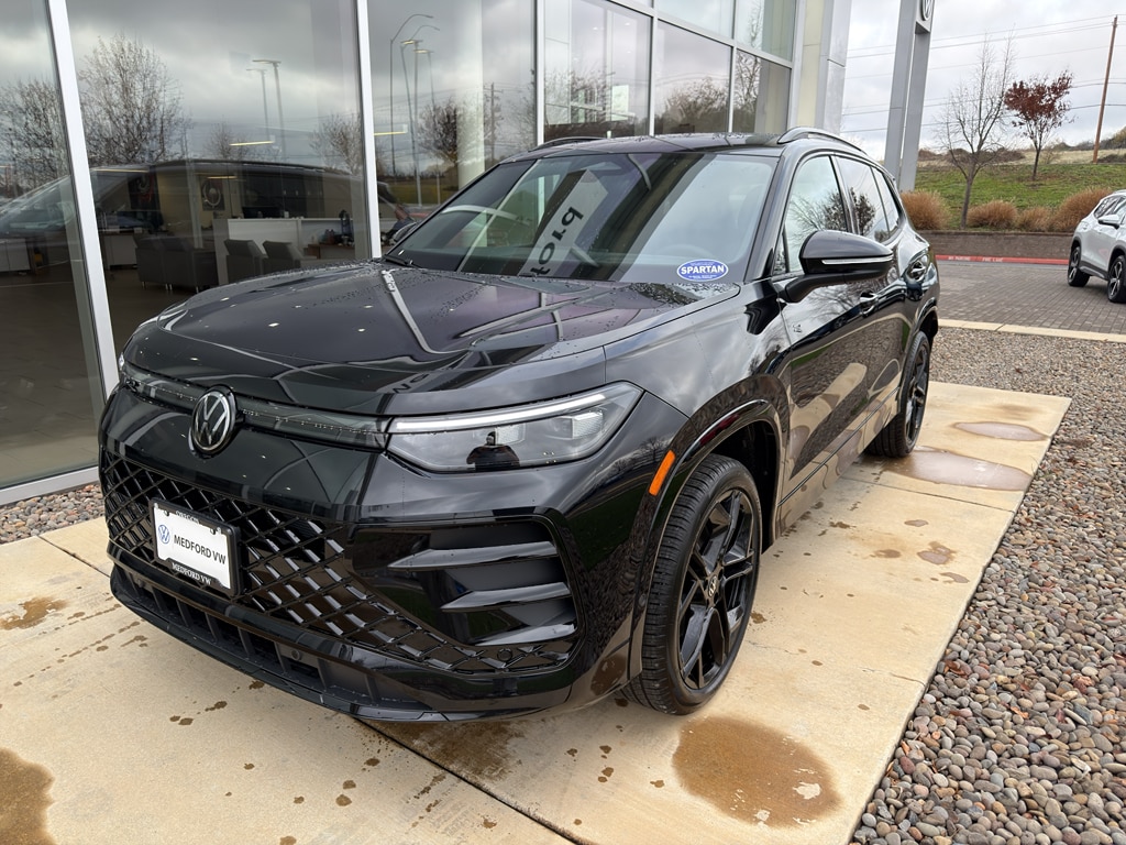 2026 Volkswagen Tiguan SE R-LINE BLACK's photo