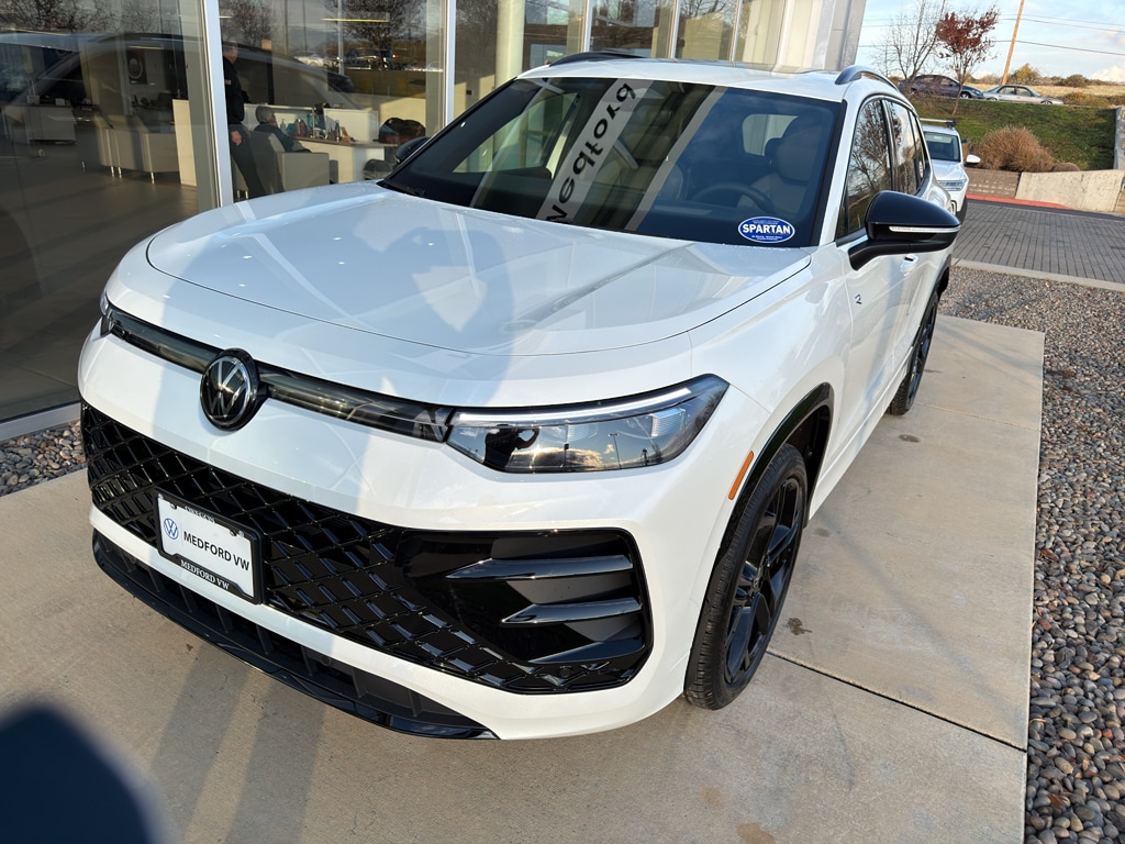 2026 Volkswagen Tiguan SE R-LINE BLACK's photo