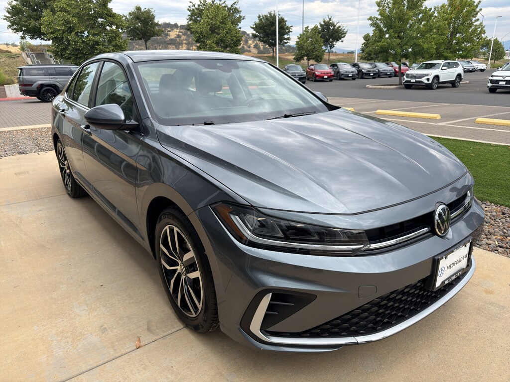 Used 2025 Volkswagen Jetta SE Sedan