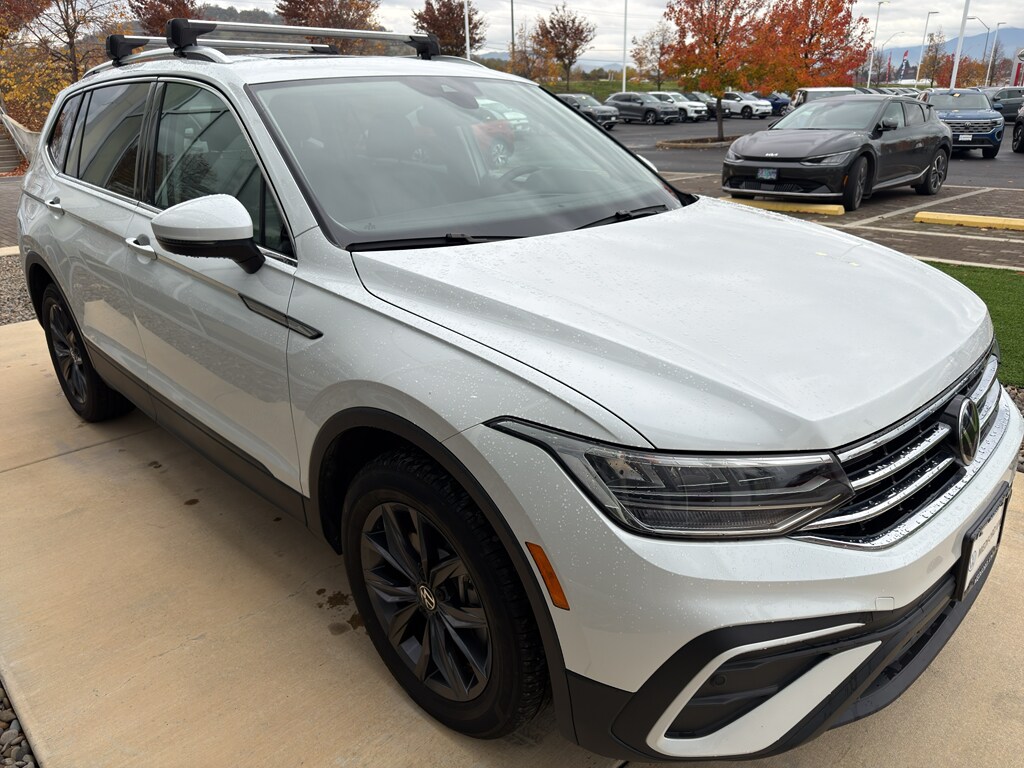 2023 Volkswagen Tiguan SE photo 3