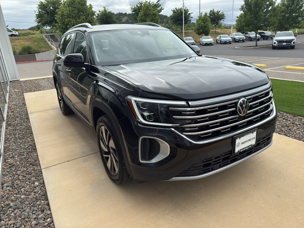 2025 Volkswagen Atlas SEL photo 3