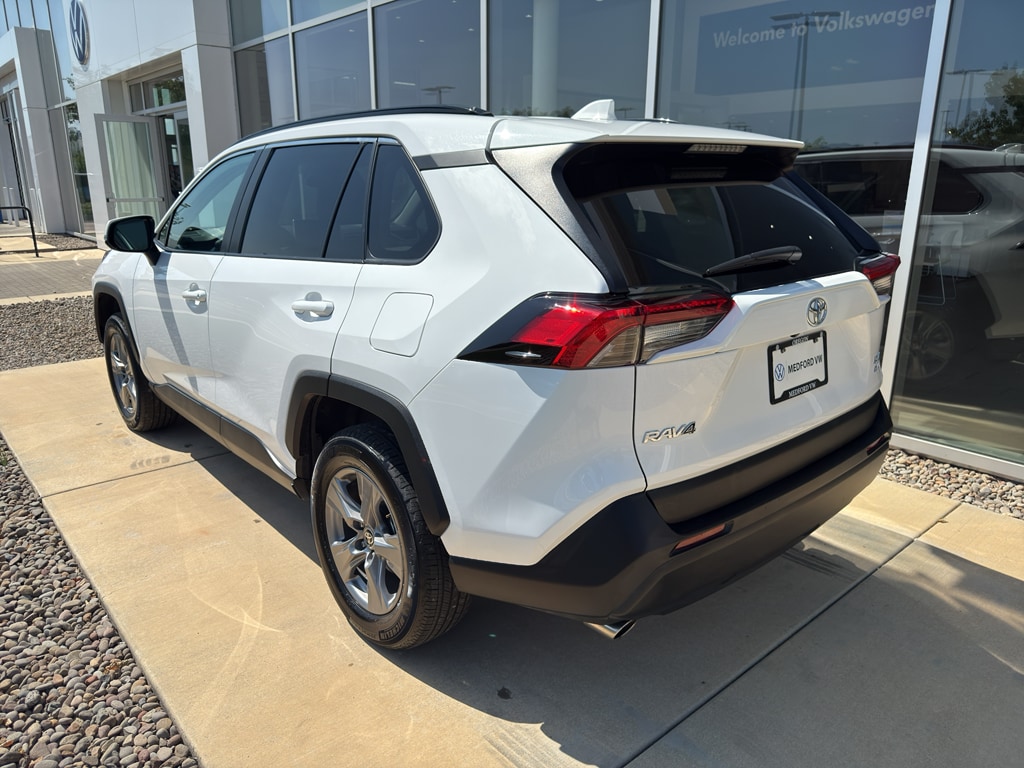 2024 Toyota RAV4 XLE photo 2