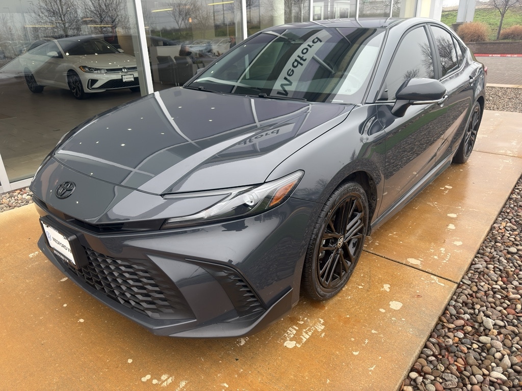 2025 Toyota Camry SE's photo