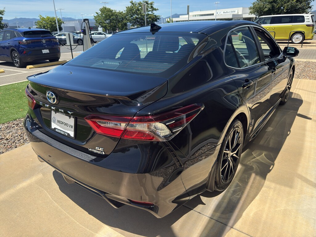 2024 Toyota Camry Hybrid SE photo 3