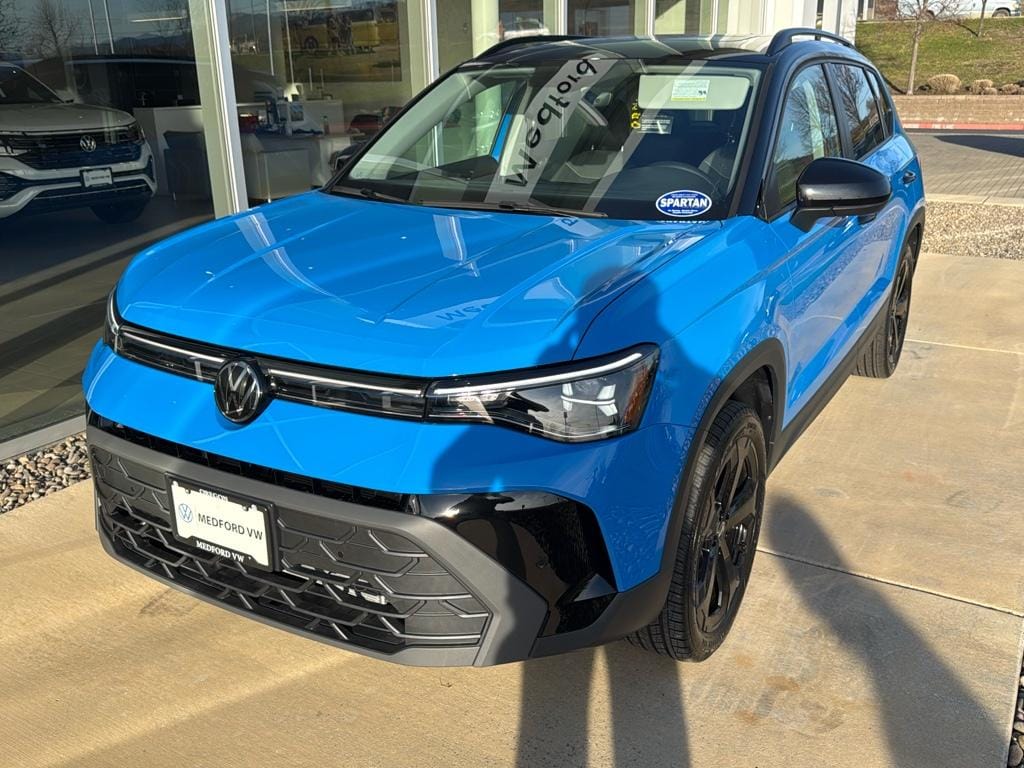 2025 Volkswagen Taos SE Black's photo