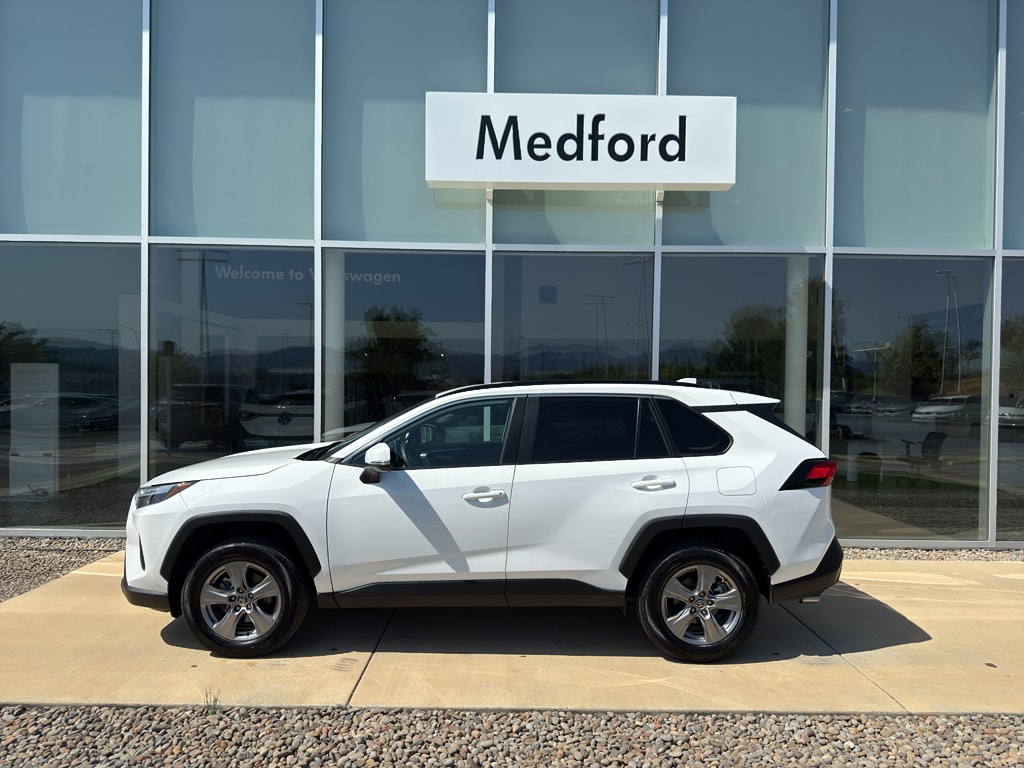 2024 Toyota RAV4 XLE photo 3