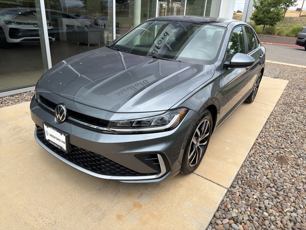 Used 2025 Volkswagen Jetta SE Sedan