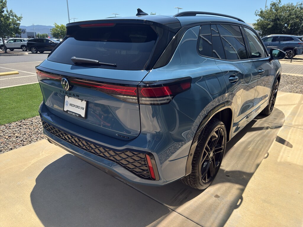 2025 Volkswagen Tiguan SE R-Line Black photo 4