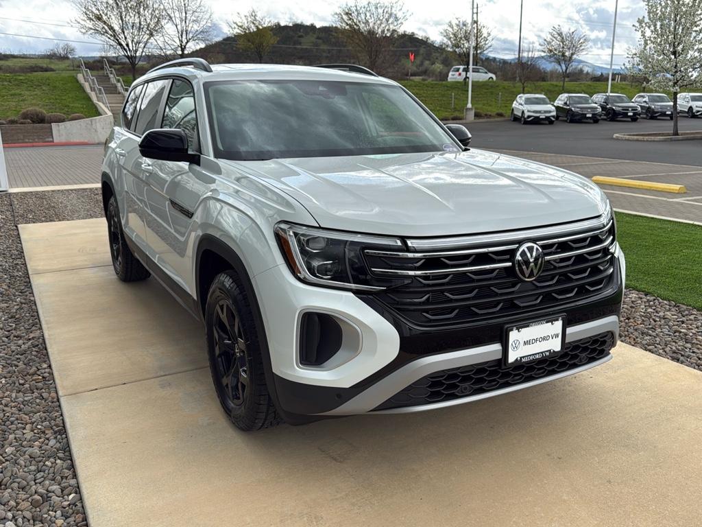 2025 Volkswagen Atlas Peak Edition SE photo 3