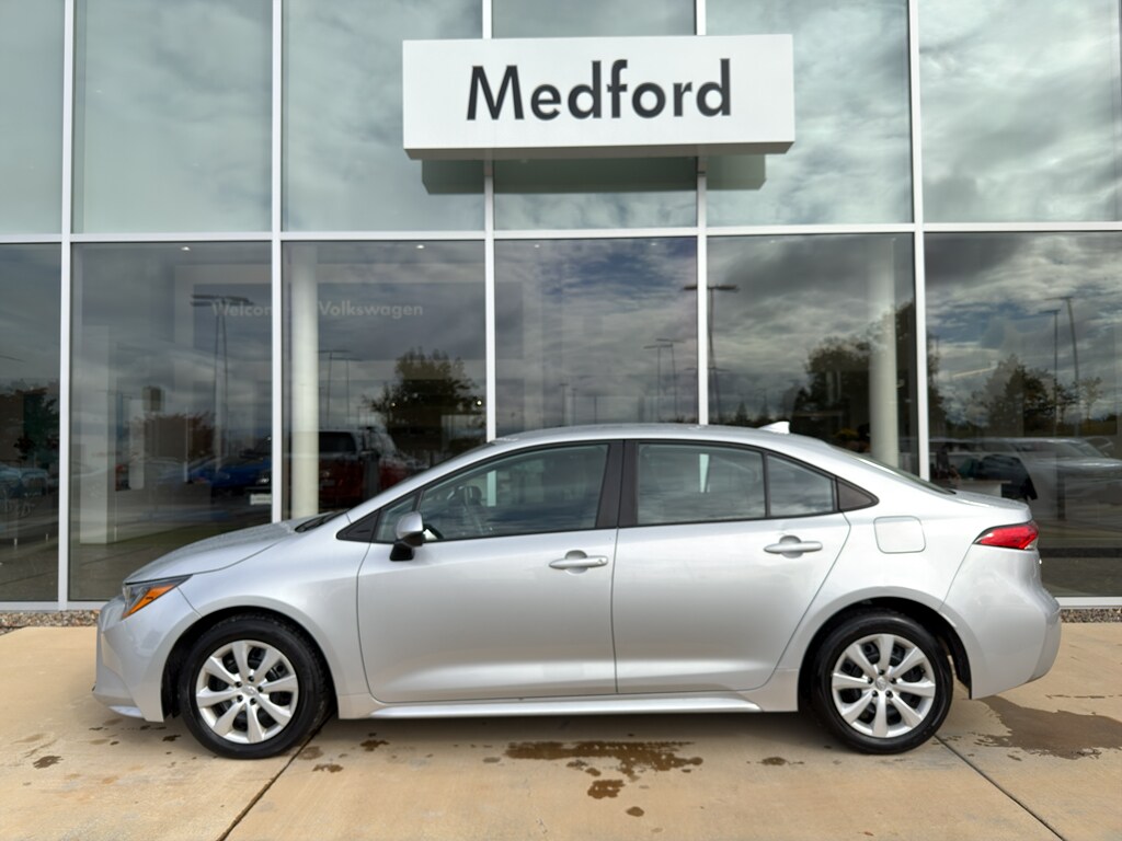 2023 Toyota Corolla LE photo 2