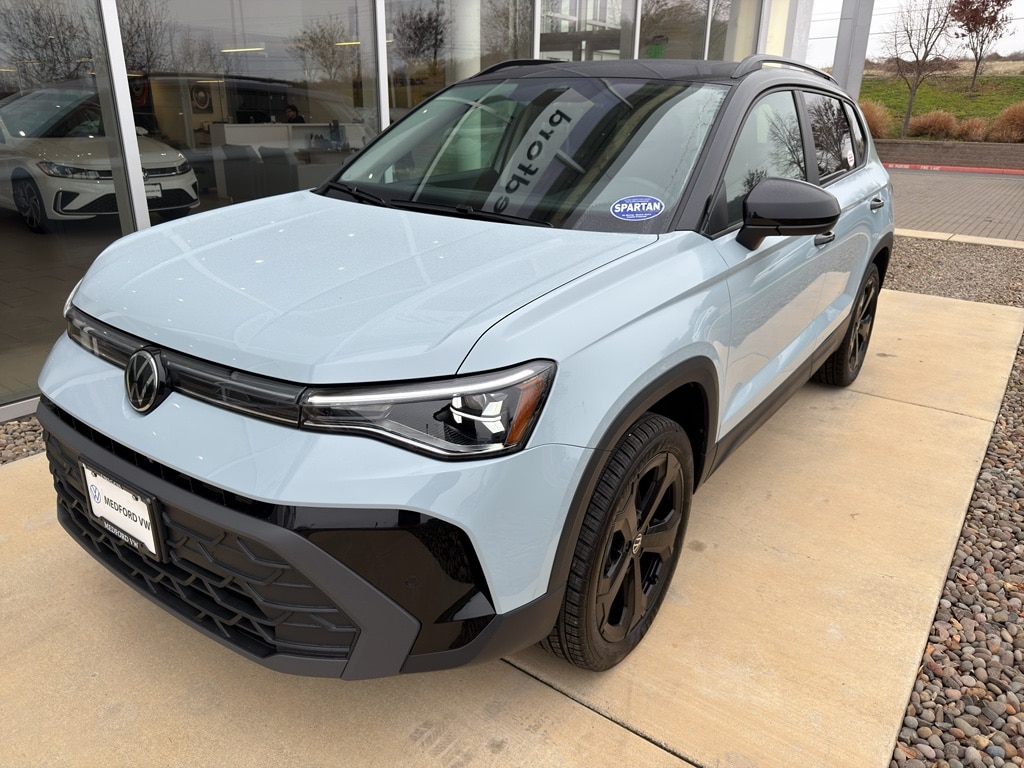 2026 Volkswagen Taos SE Black's photo