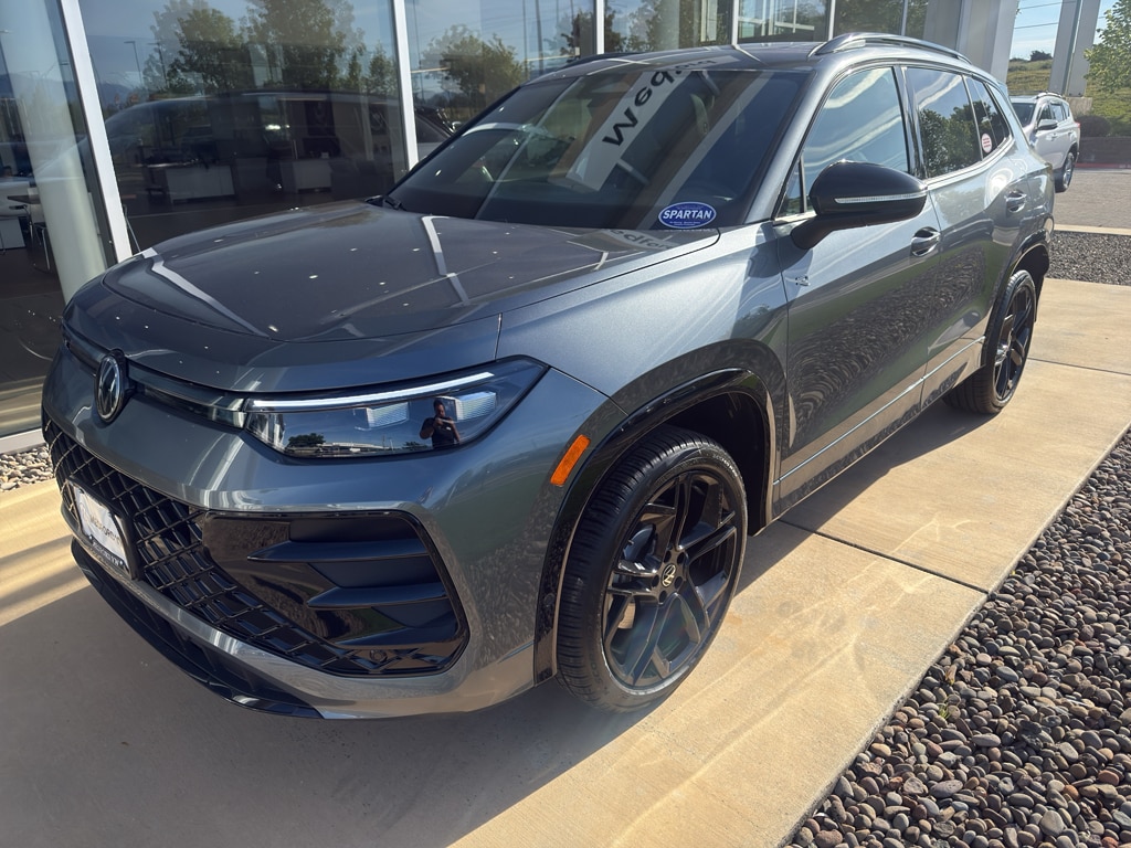 2026 Volkswagen Tiguan 2.0T SE R-Line Black 4Motion's photo