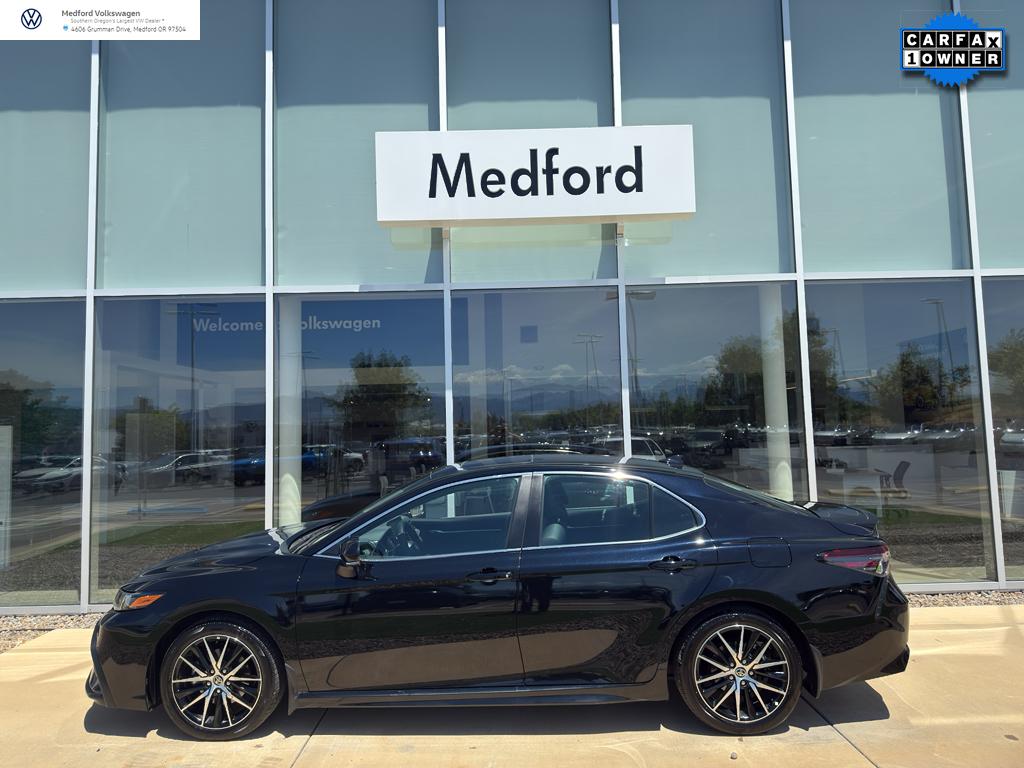 2024 Toyota Camry Hybrid SE photo 2