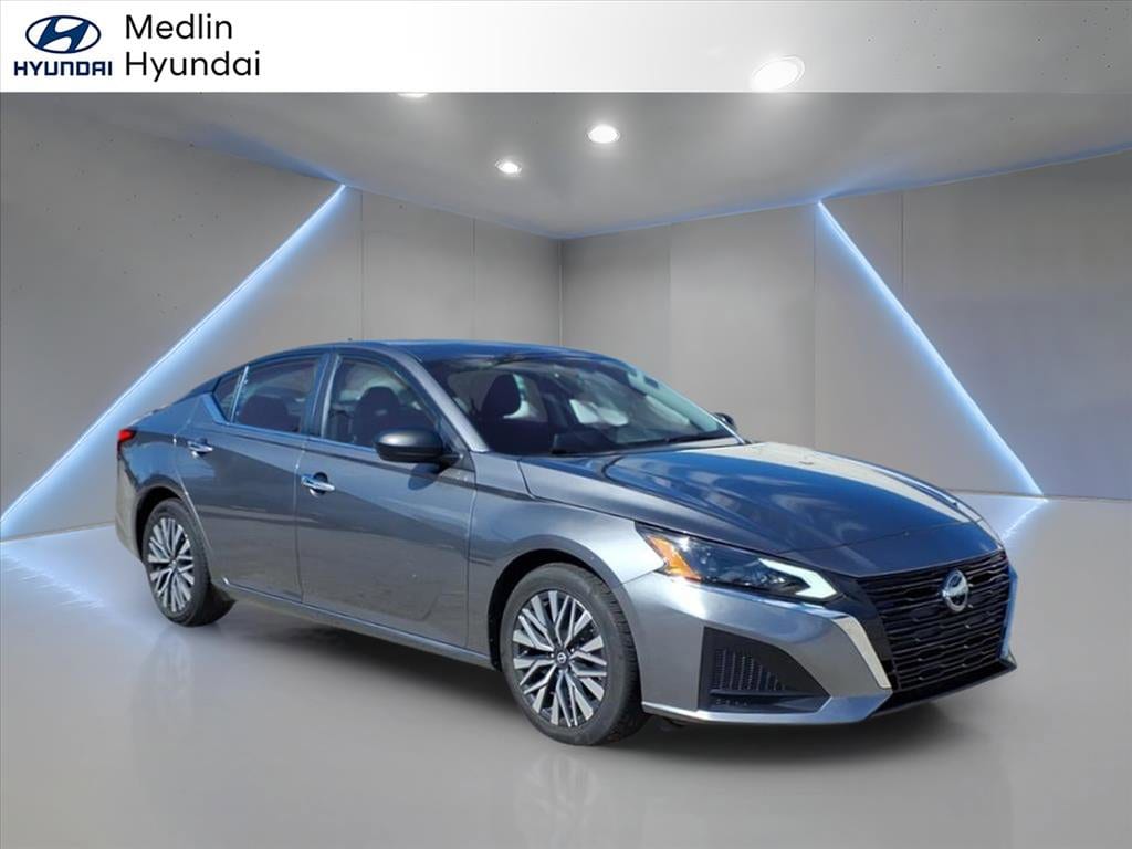 Used 2024 Nissan Altima 2.5 SV 4dr Car
