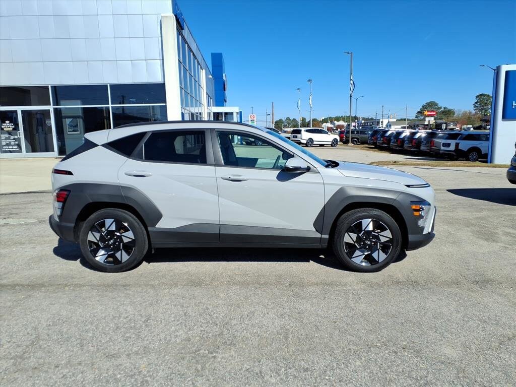 2025 Hyundai Kona SEL photo 2