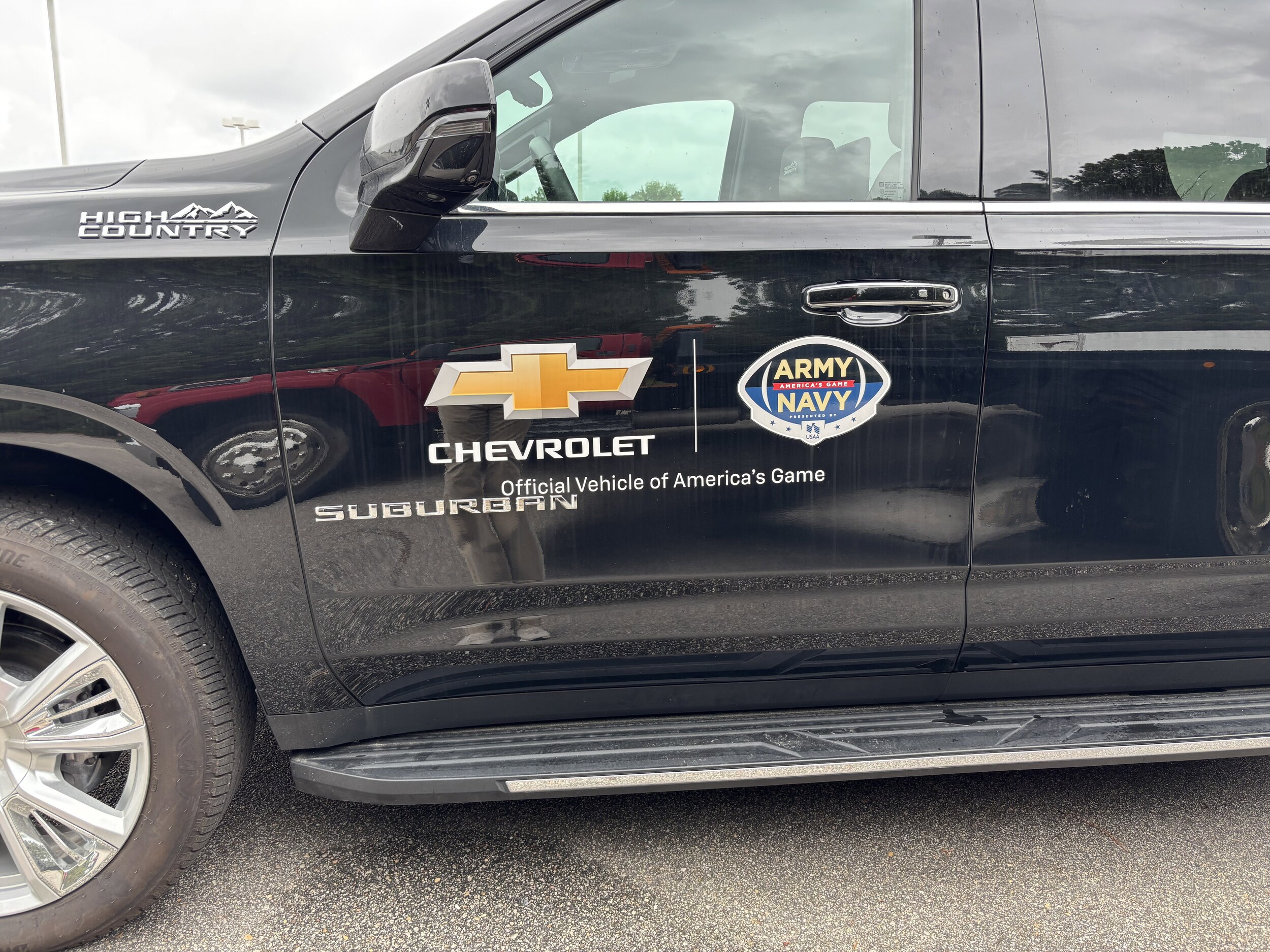 2024 Chevrolet Suburban High Country photo 2