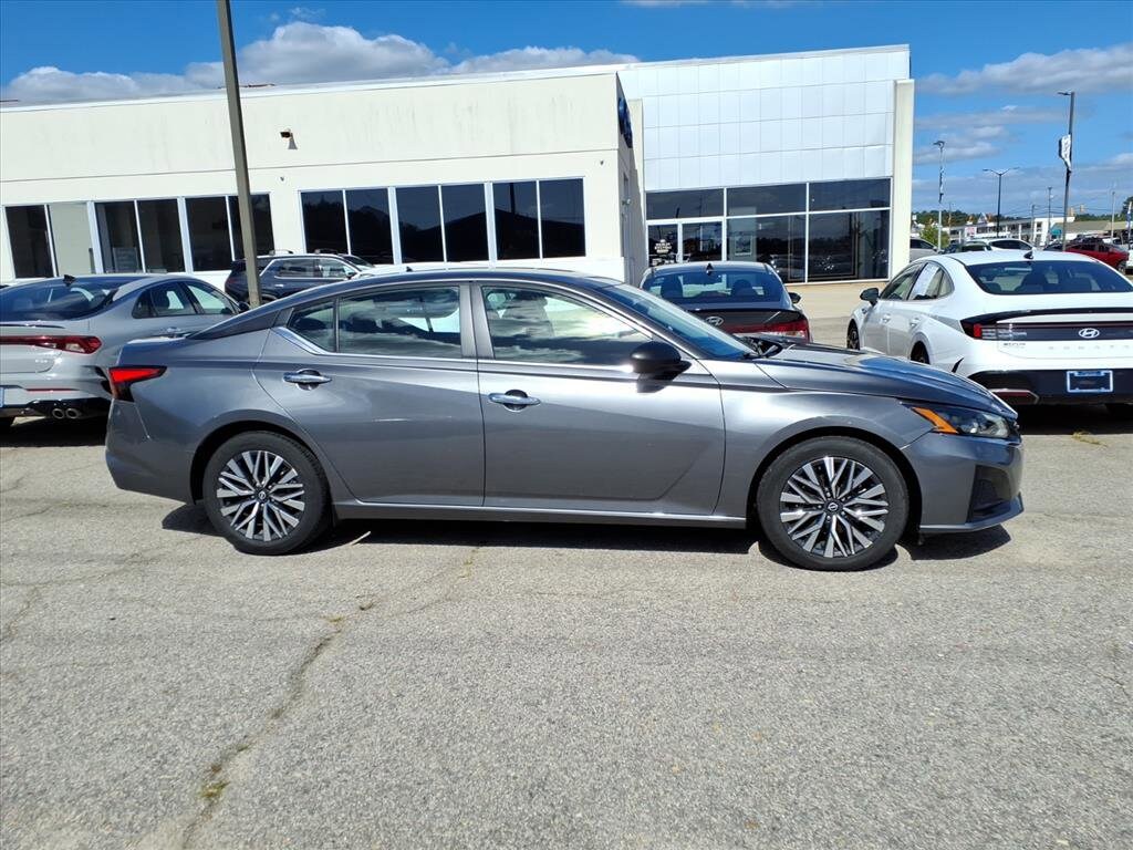 2024 Nissan Altima 2.5 SV photo 2