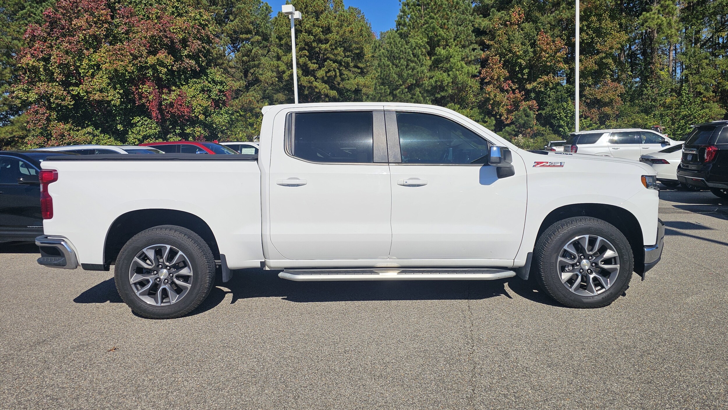 2021 Chevrolet Silverado 1500 LT photo 2