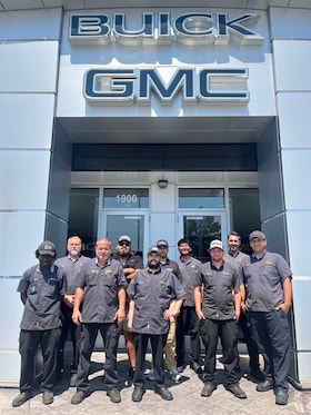 Staff member Service Team from ID_53d011