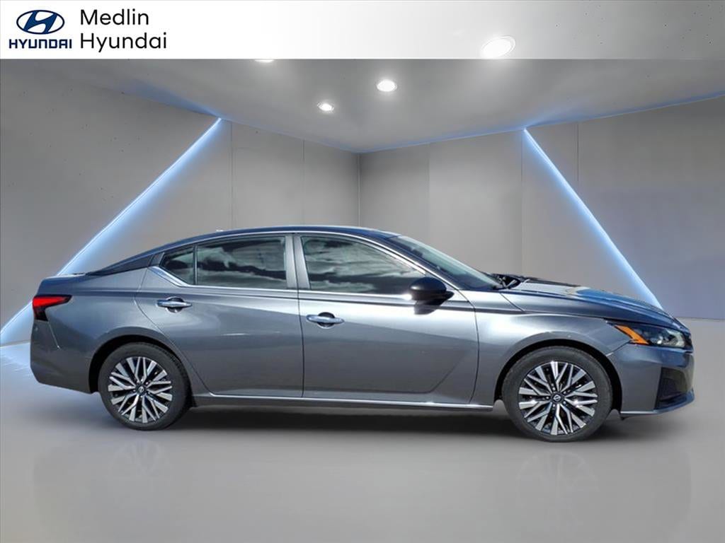 Used 2024 Nissan Altima 2.5 SV 4dr Car