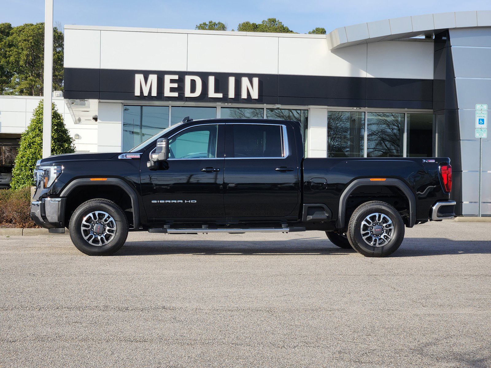 2025 Gmc Sierra 2500 HD SLE photo 4
