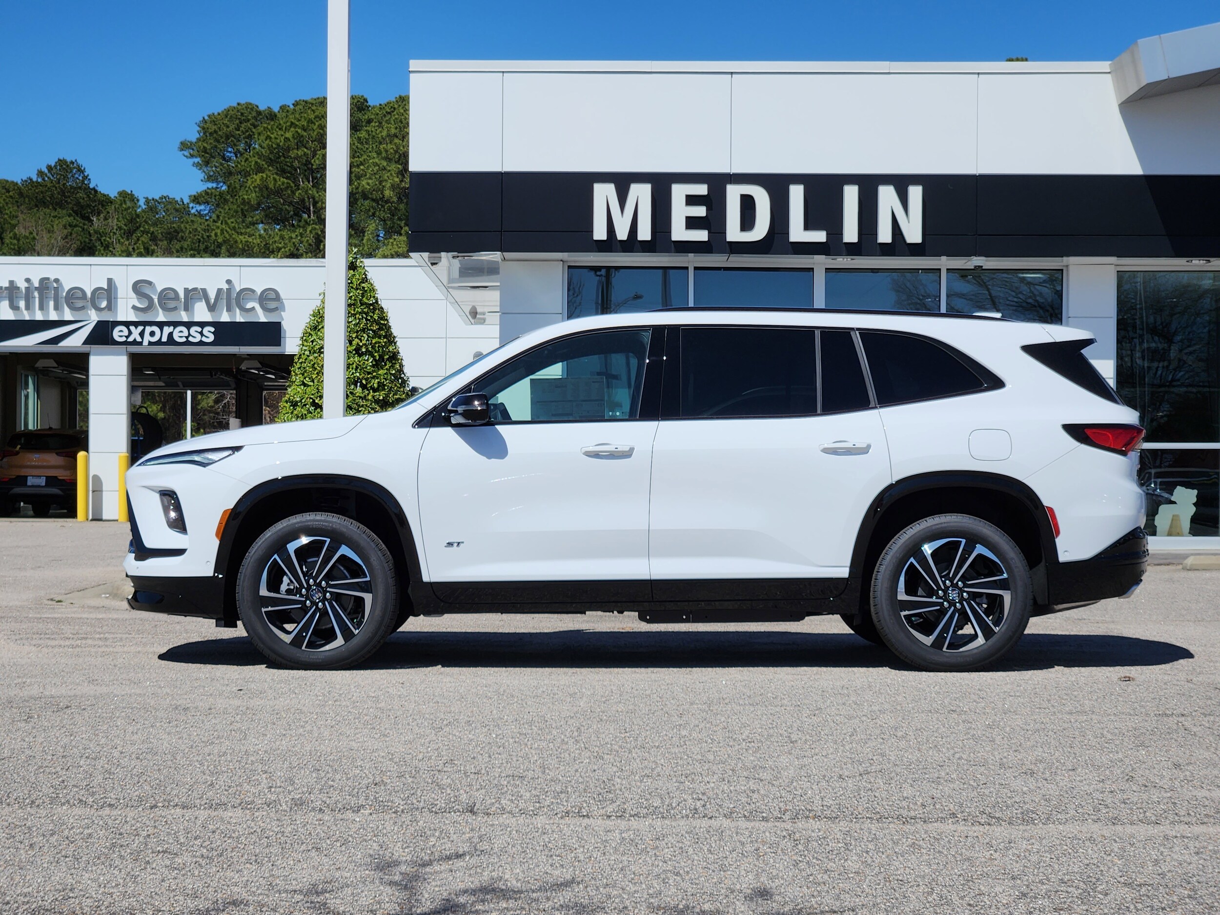 2025 Buick Enclave Sport Touring photo 4