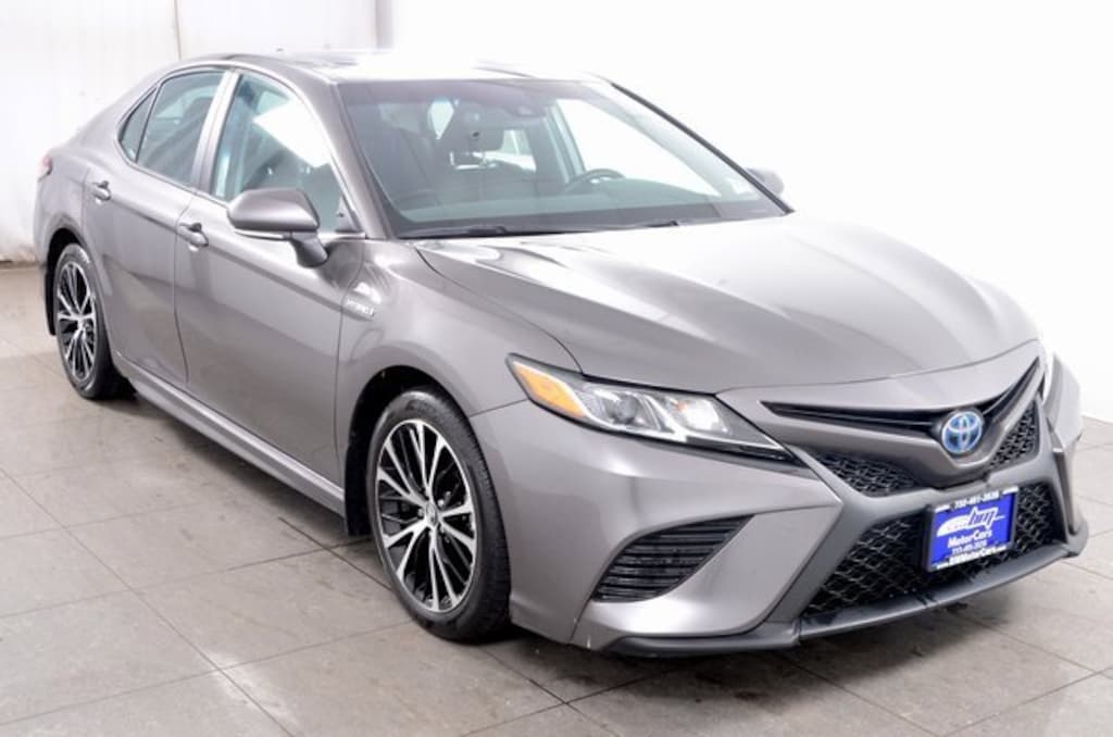 Used 2018 Toyota Camry Hybrid SE Sedan