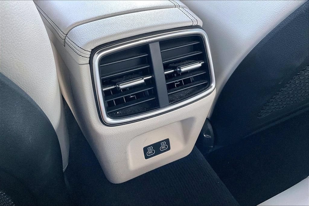 2025 GENESIS G70 Standard - Photo 10