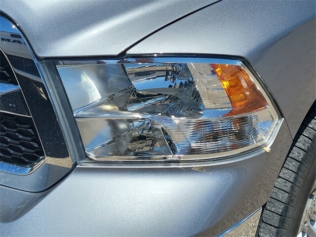 2023 Ram 1500 Classic SLT photo 3
