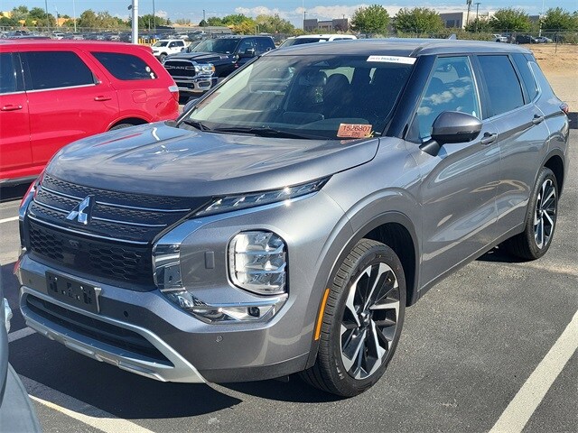 2024 Mitsubishi Outlander SE photo 2