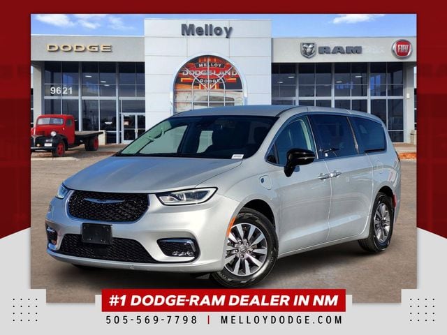 2024 Chrysler Pacifica Hybrid Select PHEV's photo