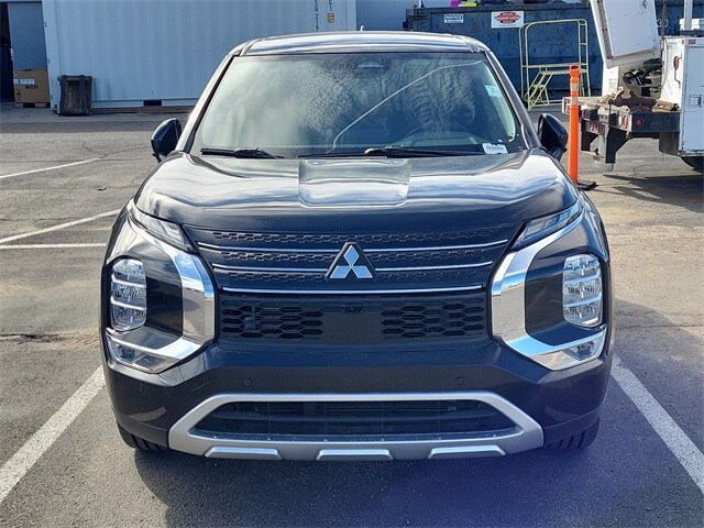 2024 Mitsubishi Outlander SE photo 2