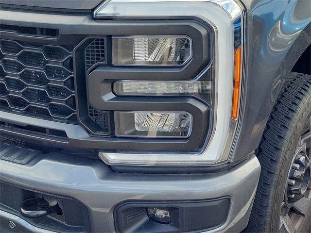 2023 Ford F-250 Lariat photo 2