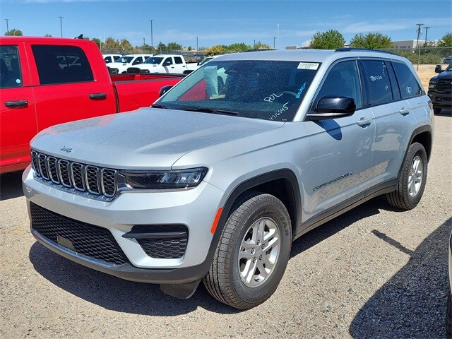2023 Jeep Grand Cherokee Laredo photo 3