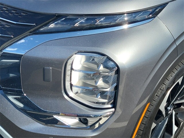 2024 Mitsubishi Outlander SE photo 3