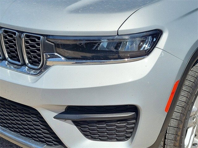 2023 Jeep Grand Cherokee Laredo photo 4