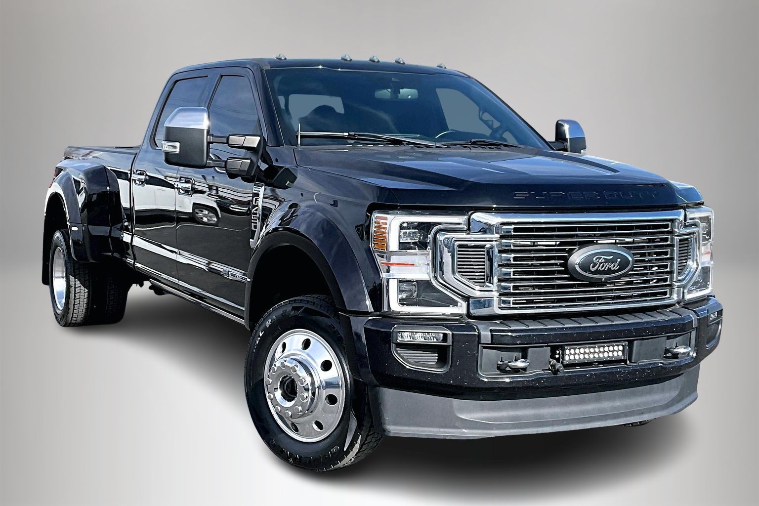 2022 Ford F-450 Super Duty Platinum's photo