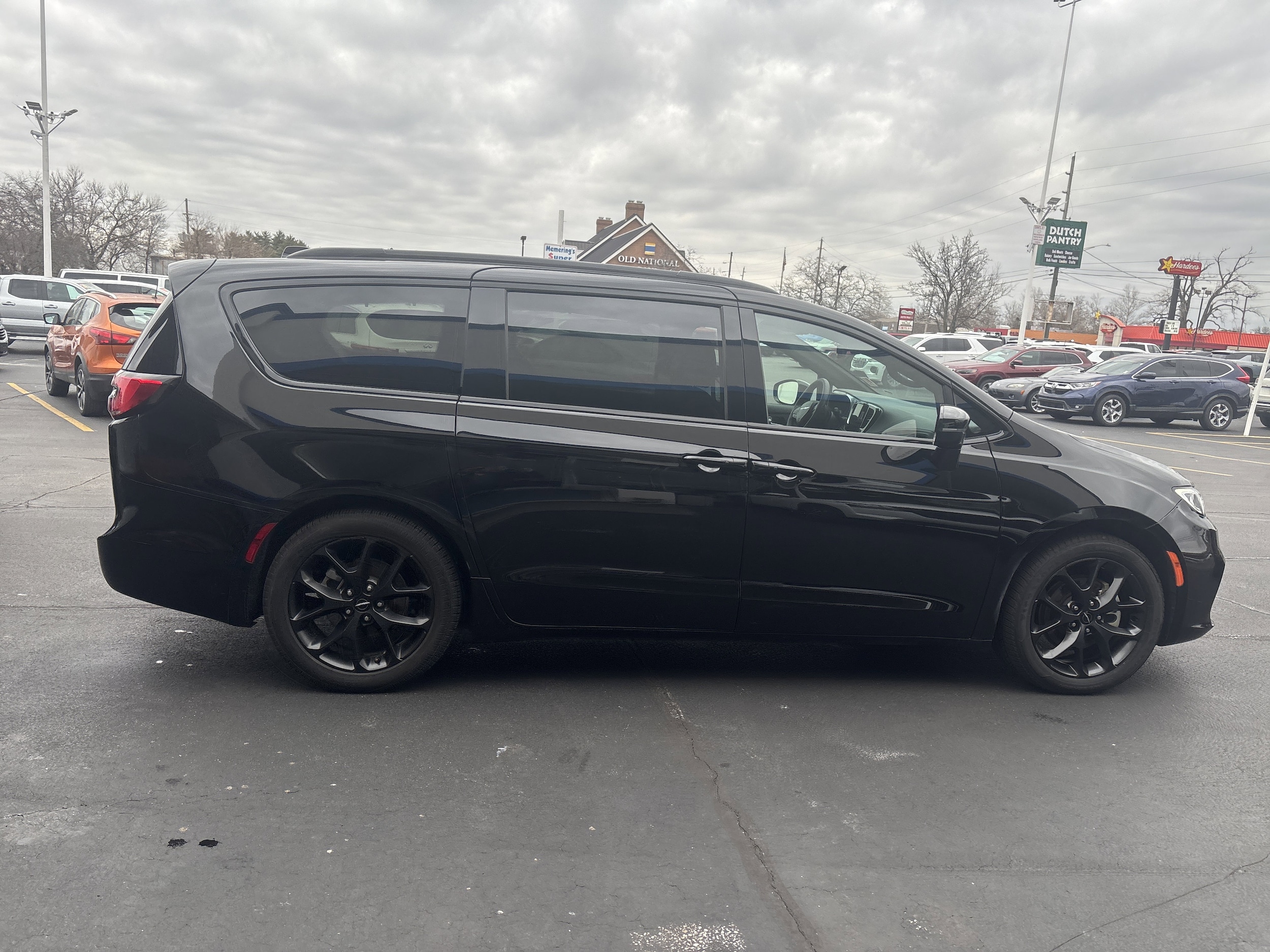 2025 Chrysler Pacifica Limited's photo