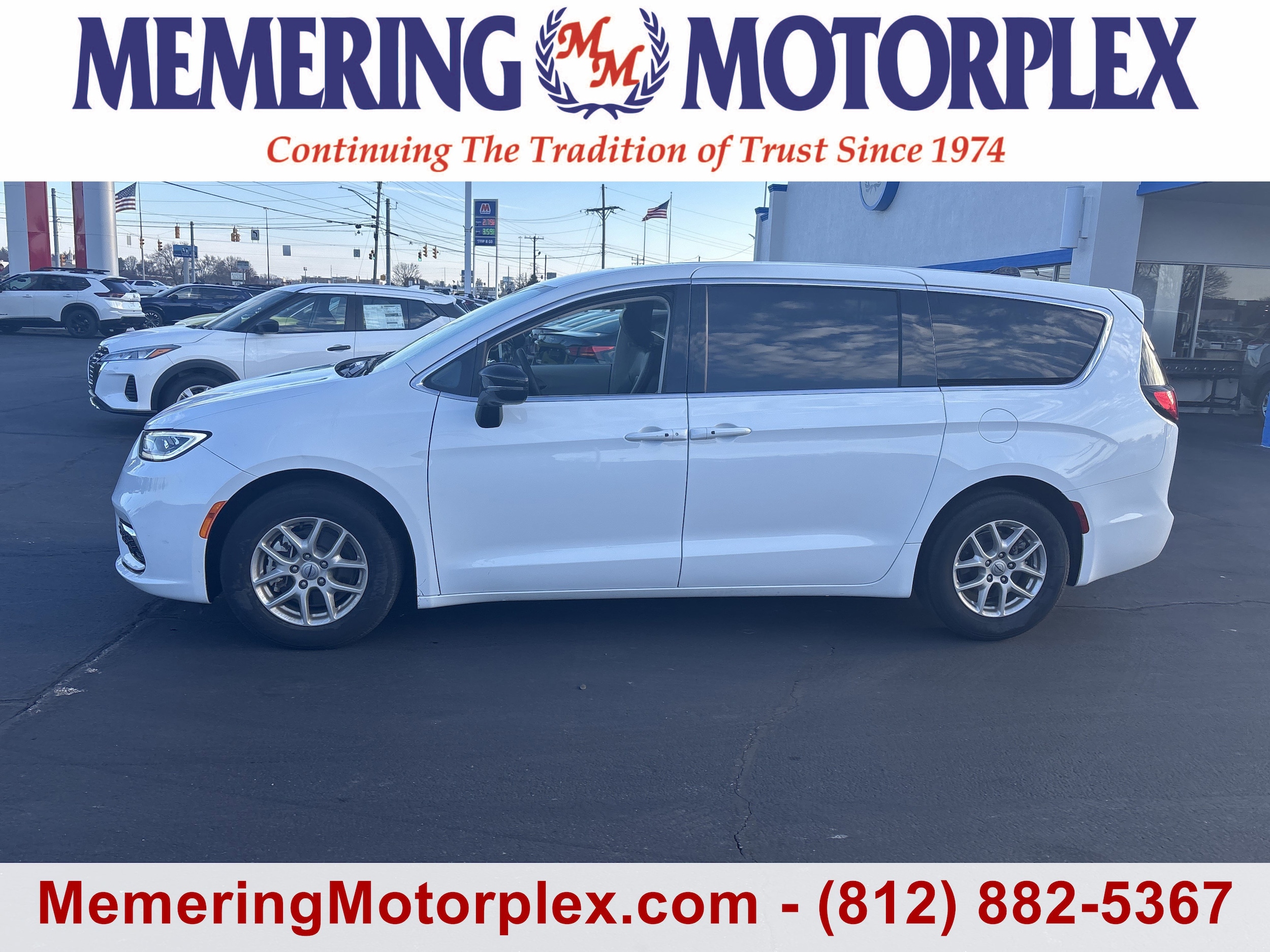 2024 Chrysler Pacifica Touring L's photo
