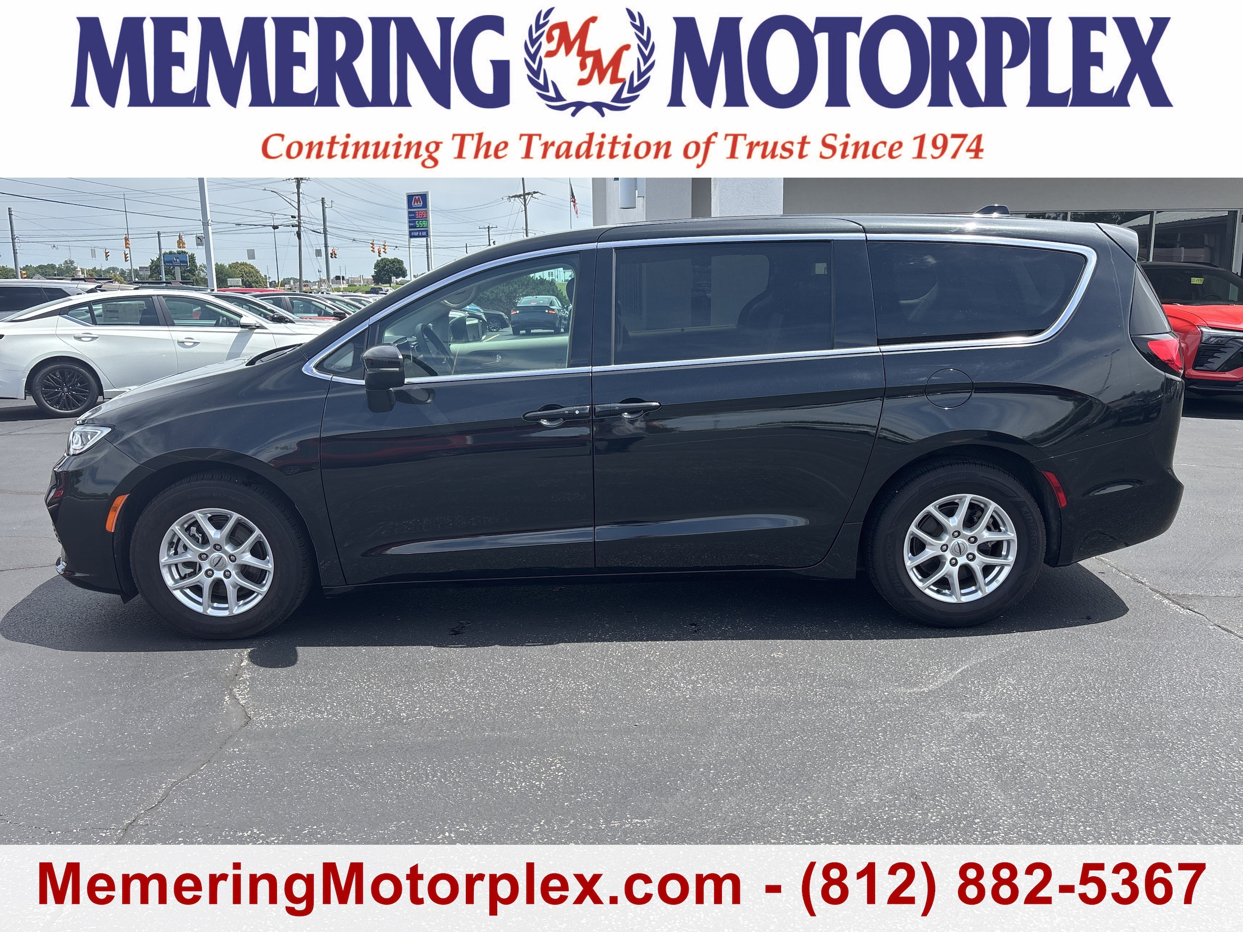 2023 Chrysler Pacifica Touring L's photo
