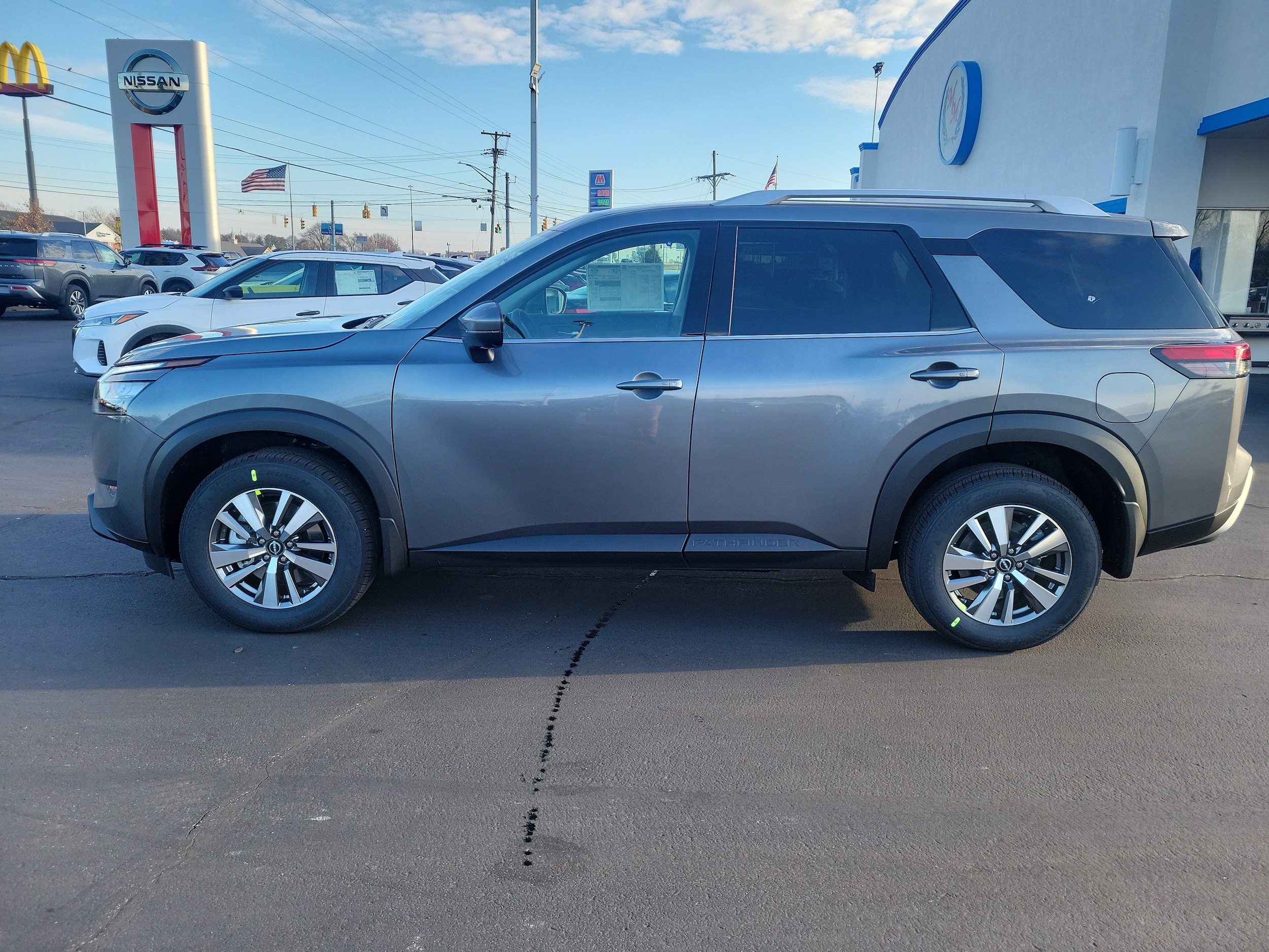 2025 Nissan Pathfinder SL's photo