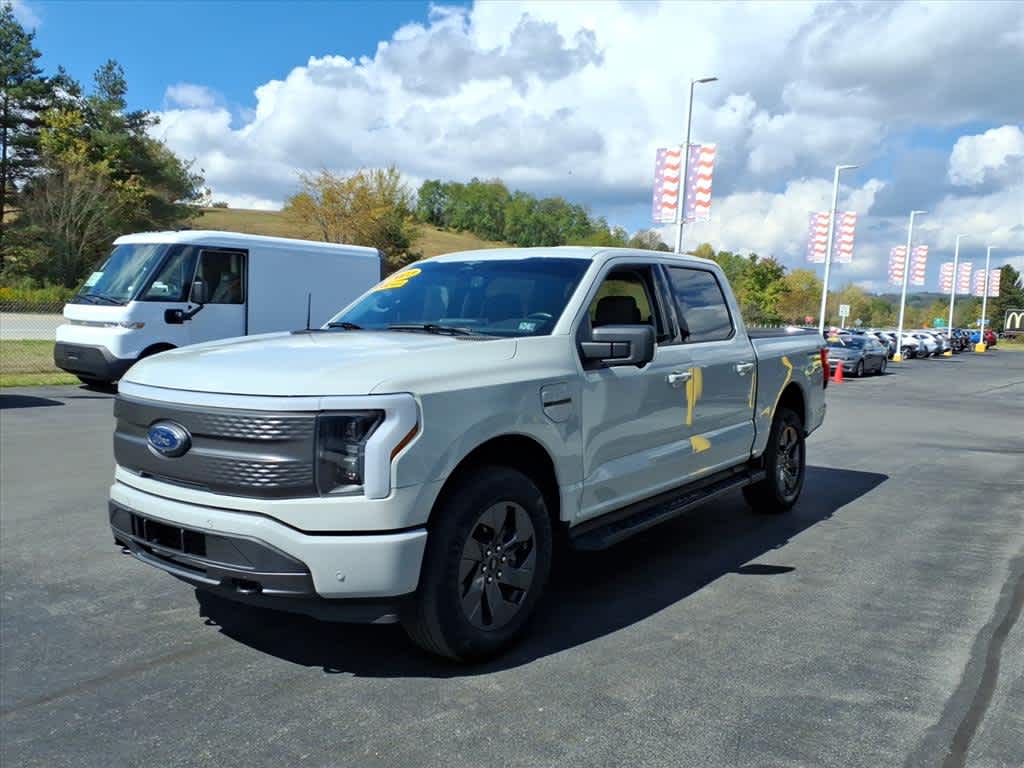 2023 Ford F-150 Lightning XLT photo 3