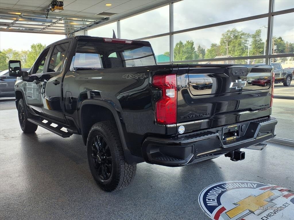 2025 Chevrolet Silverado 2500HD Custom photo 4