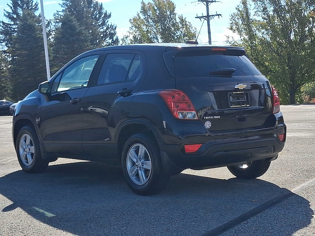 2021 Chevrolet Trax LS photo 3