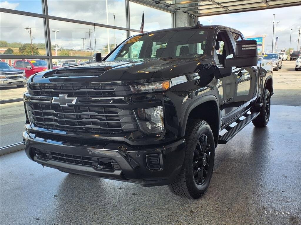 2025 Chevrolet Silverado 2500HD Custom photo 3