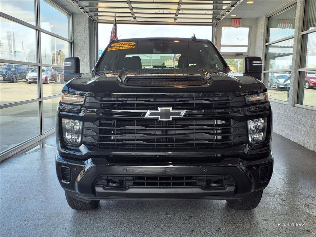2025 Chevrolet Silverado 2500HD Custom photo 2