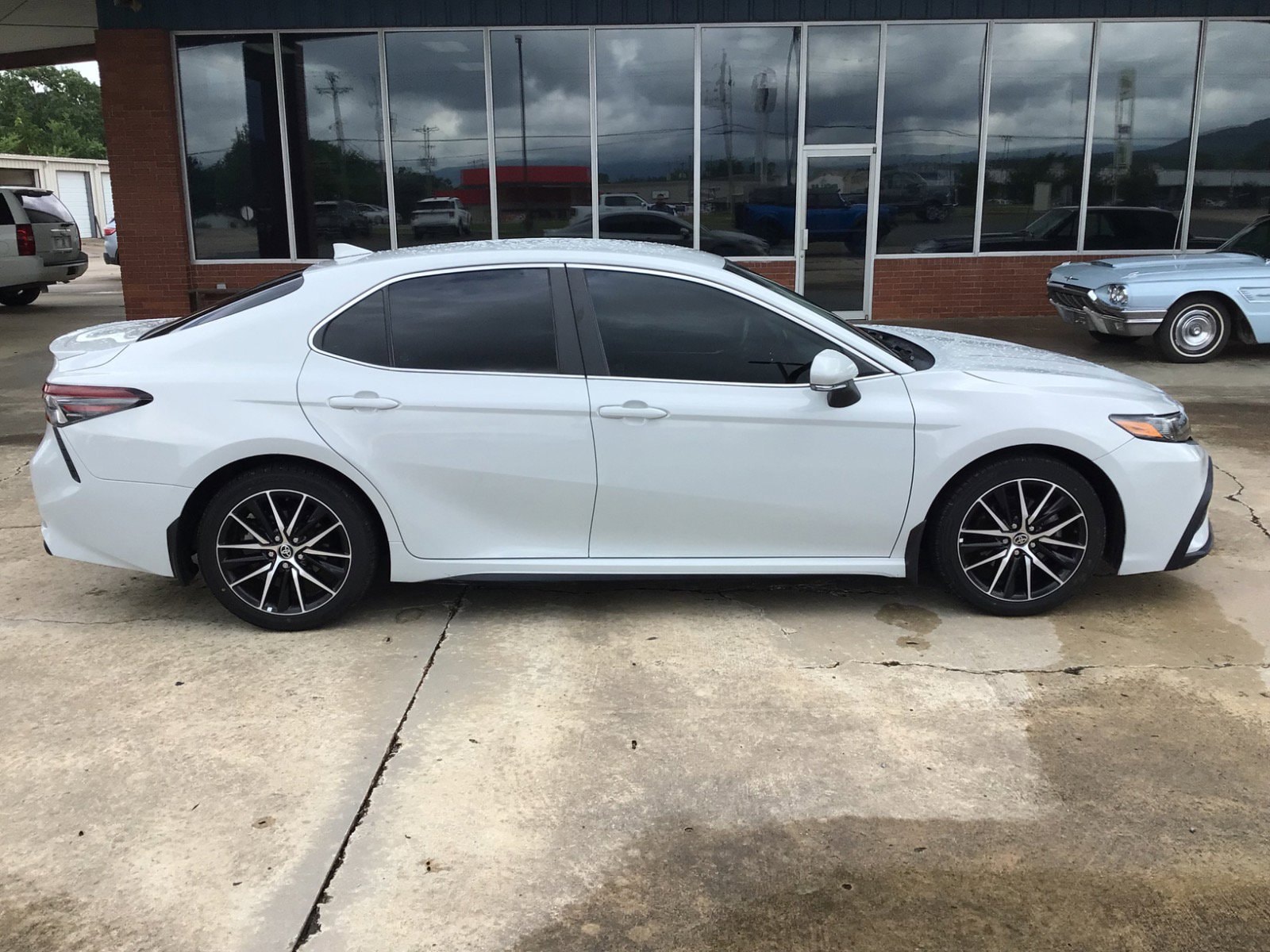2023 Toyota Camry SE's photo