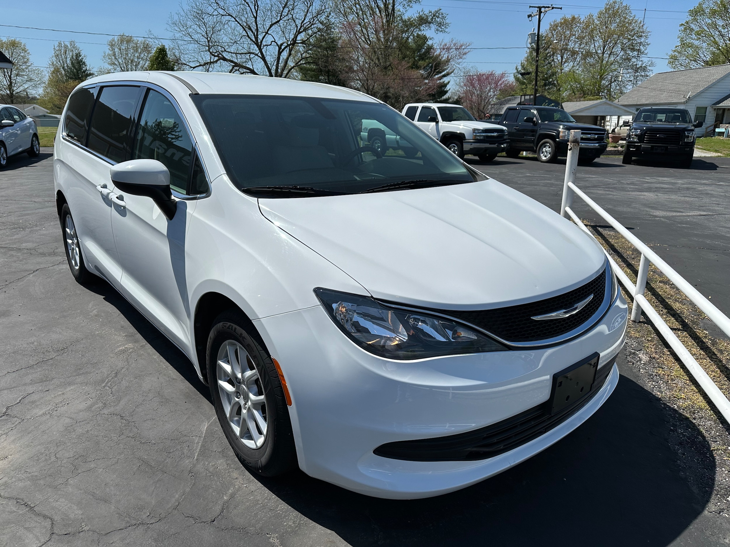 Used 2017 Chrysler Pacifica Touring with VIN 2C4RC1DG9HR516211 for sale in Ruma, IL