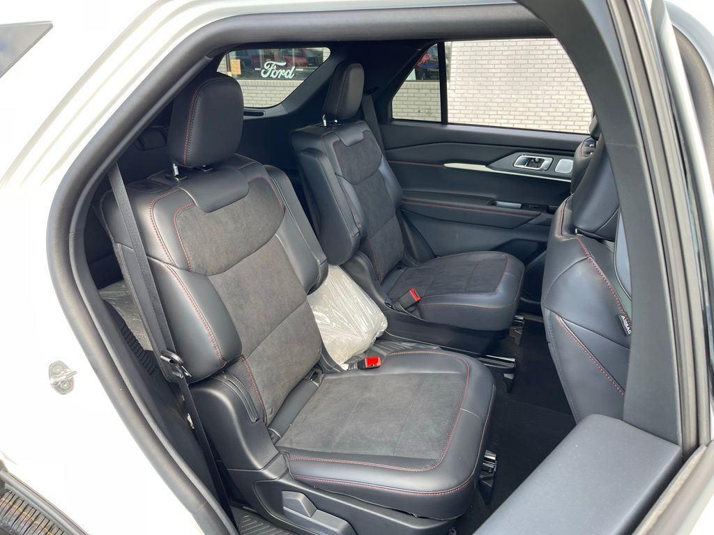 2026 Ford Explorer ST - Photo 18
