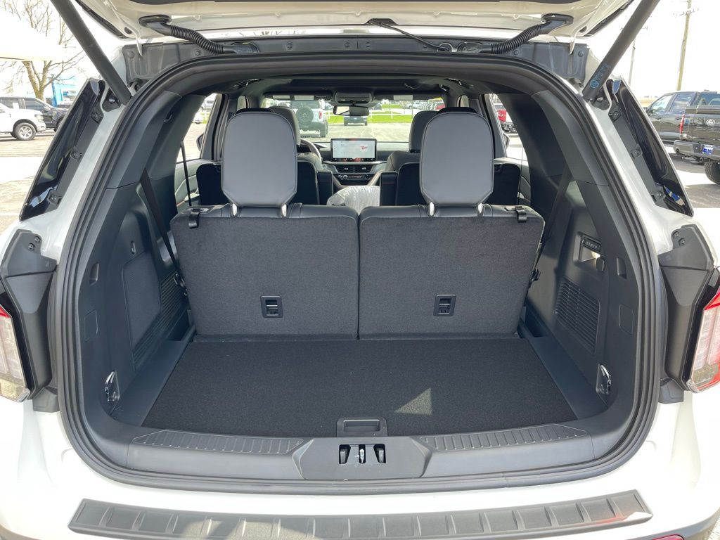 2026 Ford Explorer ST - Photo 21